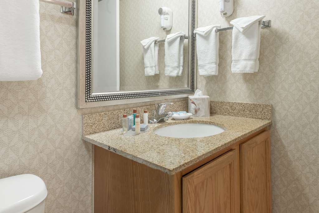 Craigshire Suites St Louis Westport Plaza Maryland Heights Room photo
